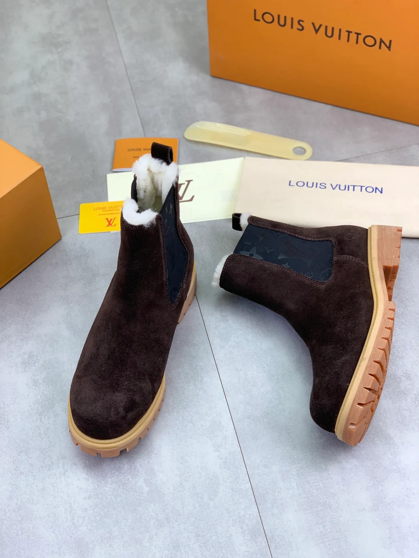 Factory price P900 💰💎💎💎High version of new men's shoes. Purchasing quality◾️◽️LV～Louis Vuitton boots series! by Virgin Abloh The most beautiful sneakers, Lv Brand strongly recommends new products, official website limited edition retro basketball sneakers! Both the high-top and low-top models spent money to purchase 1:1 accurate reproductions of the originals. The details are invincible and full of sincerity. The imported custom-made original frosted cowhide leather is packaged in the same way as the originals. The details are 100% restored. The privately customized originals are combined into a non-slip, wear-resistant and lightweight foam outsole. It is different from other brands. Without the original version, this effect cannot be achieved! L’s best-looking men’s shoes in the past, don’t miss it! Calfskin lining: Imported water-dyed cowhide lining/foot pad Outsole: lightweight foaming and non-slip Size: Men's 39-44 (38, 45 customized, non-refundable)